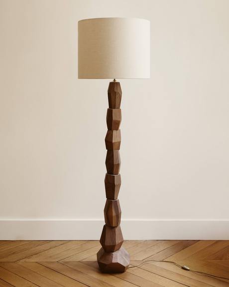 Lampadaire en bois sculpté